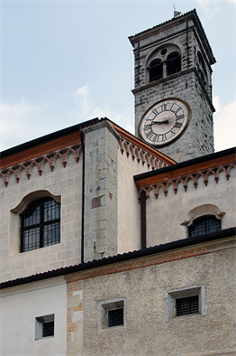 Particolare dell'esterno con il campanile